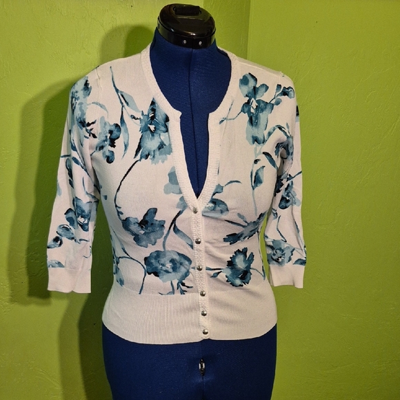 WhiteHouseBlackMarket: White and Blue Floral Vneck With Snaps Sz.SP.(#1766) - Picture 1 of 12